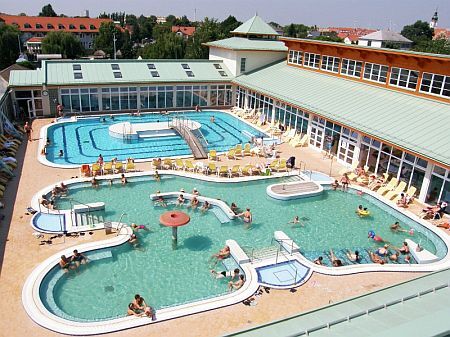 Grande piscina all'aperto presso il Thermal Hotel Mosonmagyarovar