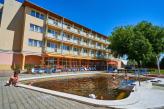Giardino e piscina esterna con aqua termale al hotel Hungarospa a Hajduszoboszlo in Ungheria