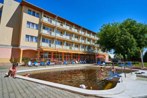 Giardino e piscina esterna con aqua termale al hotel Hungarospa a Hajduszoboszlo in Ungheria