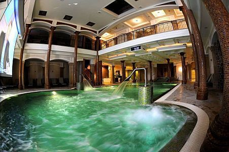 Piscina d'esperienza con jacuzzi all'Hotel Andrassy a Tarcal - hotel vicino a Tokaj con servizi benessere