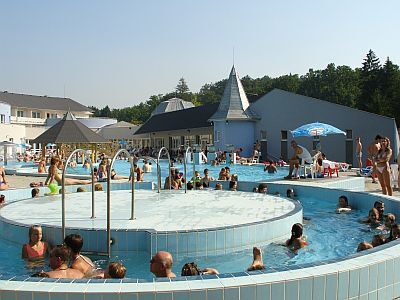 4 * La piscina all'aperto dell'Hotel Ambient per il weekend benessere