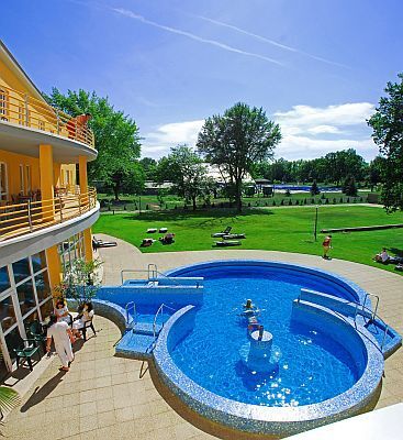 Parco attorno all'hotel termale Apollo - albergo benessere con trattamenti terapeutici a Hajduszoboszlo