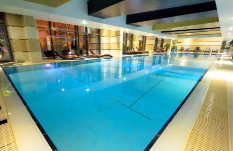 Piscina coperta dell'Hotel Divinus - weekend benessere a Debrecen