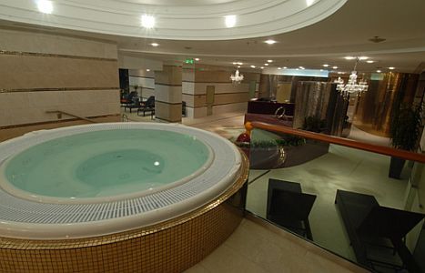 Wellness Hotel Divinus Debrecen***** jacuzzi presso l'Hotel Divinus