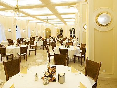 Location per matrimoni nell'elegante ristorante Anna Grand Hotel****