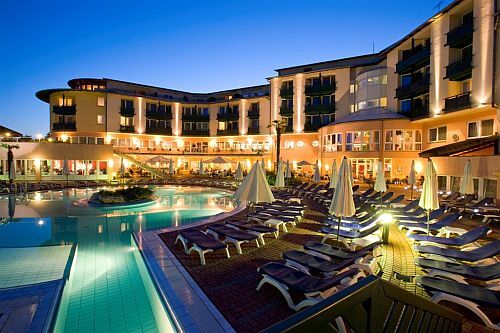 RinfrescateVi e rilassateVi all'unico hotel 5 stelle di Heviz - Lotus Therme Hotel e Spa - mondo sauna, grotta di sale e piscine termali sono a disposizione dei clienti