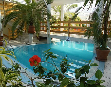 La piscina coperta dell'Hotel Kakadu a Keszthely - centro wellness a Keszthely