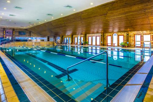 Piscina per nuotare all'Hotel Session Rackeve