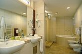 Wellness Hotel Gyula - bagno della suite di hotel 4* wellness