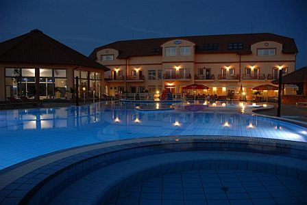 Pisicna esteriore da notte a Cserkeszolo all'hotel di Aqua-Spa