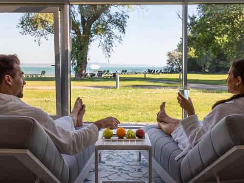 Terrazza costiera di Balaton presso l'Hotel Azur Premium con panorama