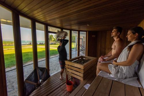 Sauna con vista panoramica sul Lago Balaton presso l'Azur Hotel