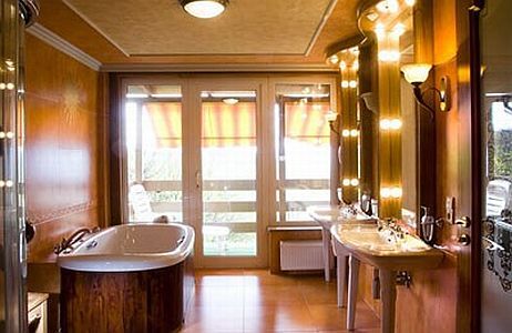 La stanza da bagno della suite all'Hotel Silvanus a Visegrad
