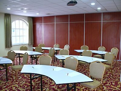 La sala conferenza dell'Hotel Bellevue ad Esztergom