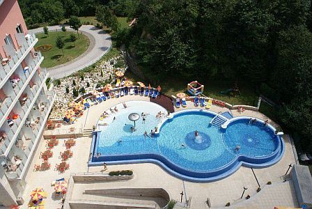 4* Thermal Hotel Visegrad piscina all'aperto con vista panoramica