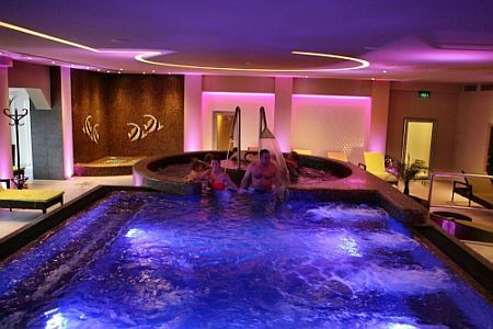 Hotel Delibab Hajduszoboszlo - piscina d'esperienza con luce subacquea e con musica