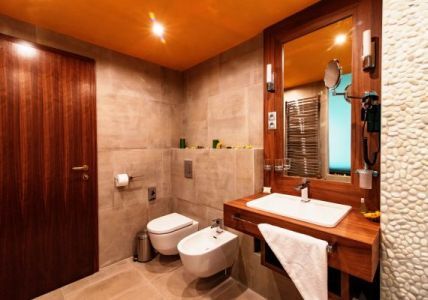 Elegante bagno privato all'Hotel Castellum di Holloko