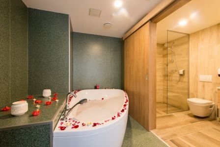 Jacuzzi Hotel room in Balatonfured presso Akademia Wellness Hotel 4*