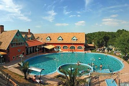 Piscina esterna all'hotel termale Liget a Erd - hotel termale a 15 km da Budapest