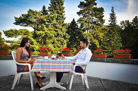 Hotel Lover circondato da foreste a Sopron - prima colazione abbondante sulla terrazza 